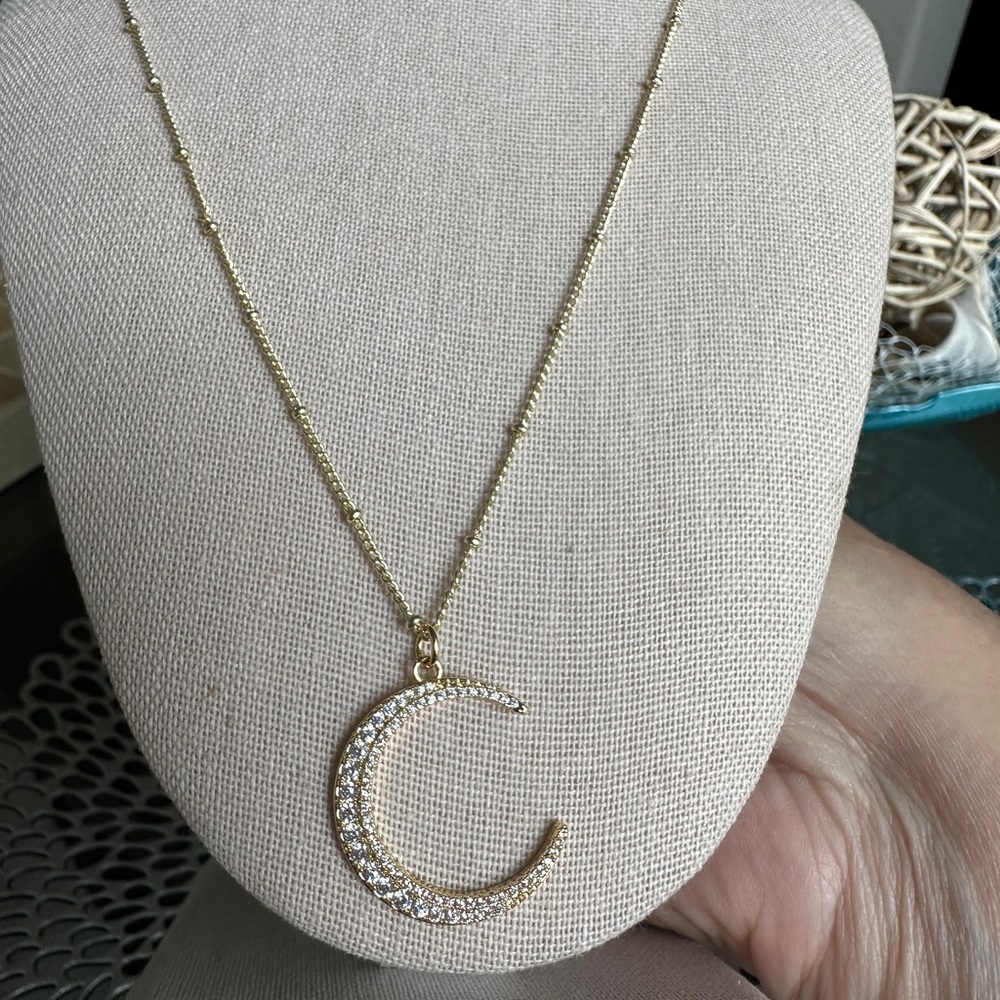 Moon pendant cubic